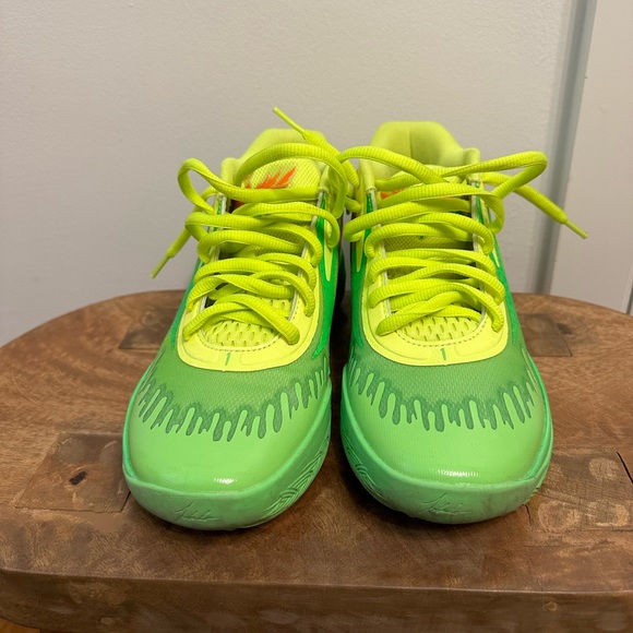 Kids basketball shoes in good used condition. - Picture 2 of 3